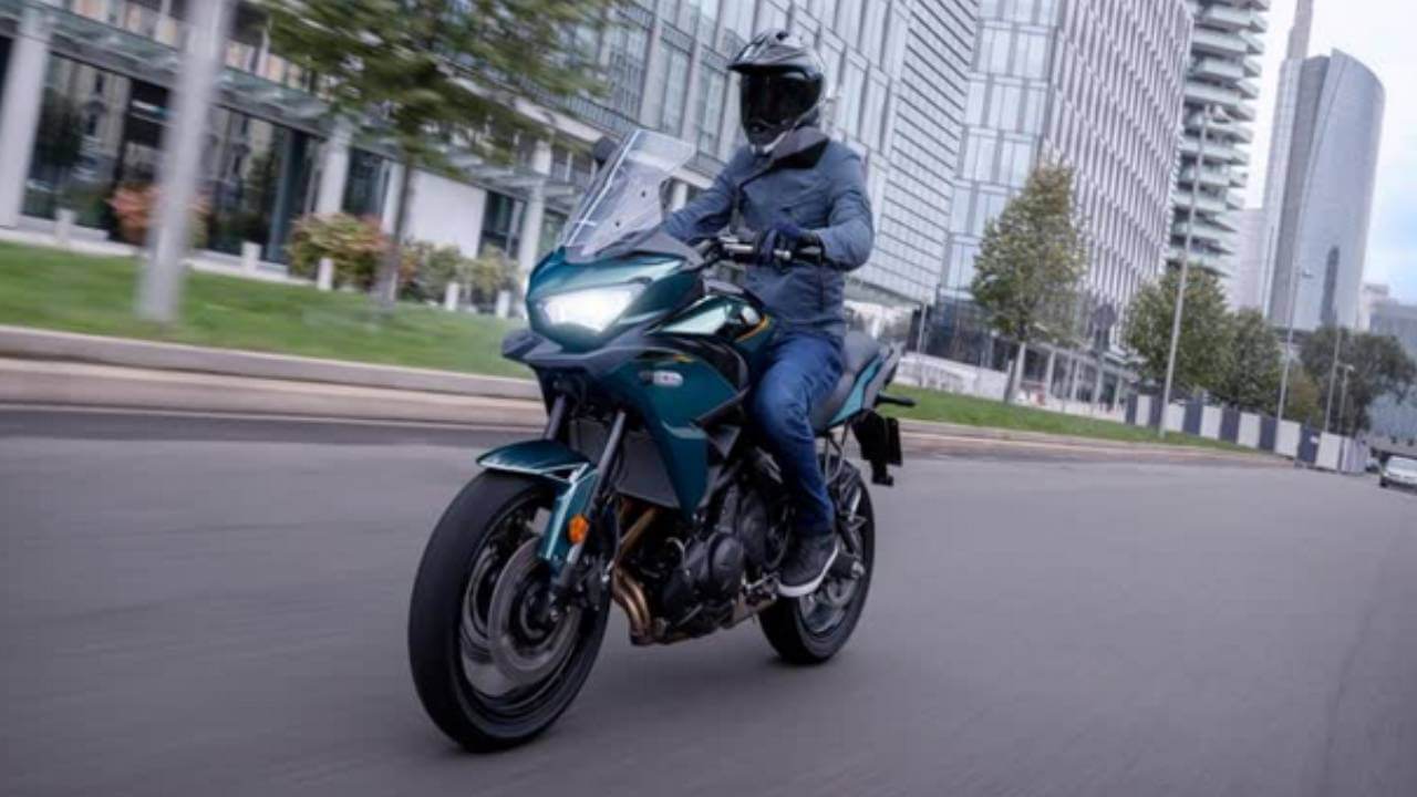 8.63 लाख में 2026 Kawasaki Versys 650 लॉन्च, 15 हजार रुपये कीमत बढ़ी