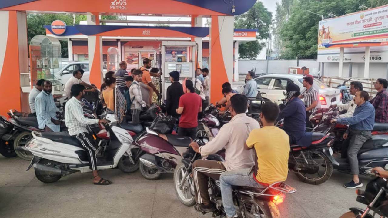 2025 में फ्यूल की जंग में फिसला पेट्रोल, CNG की रफ्तार ने बदला खेल
