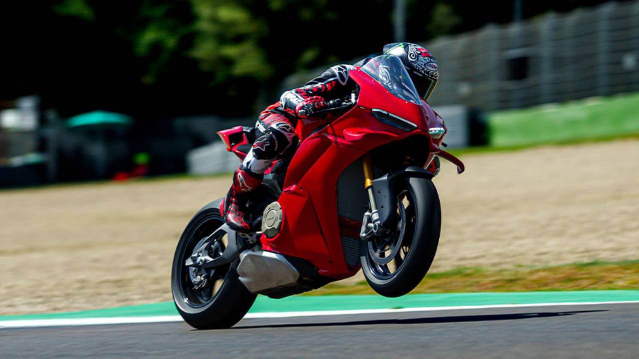 Ducati की रेसिंग सुपरबाइक Panigale V4 R लॉन्च : 330 km/h की टॉप स्पीड