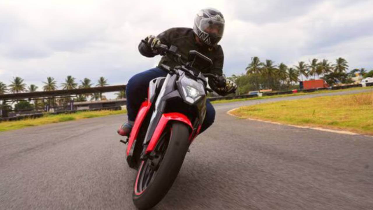 Violette AI: F77 इलेक्ट्रिक मोटरसाइकिल चलाते हुए सिर्फ वॉयस कमांड देनी होगी, बाकी सब अपने आप होगा