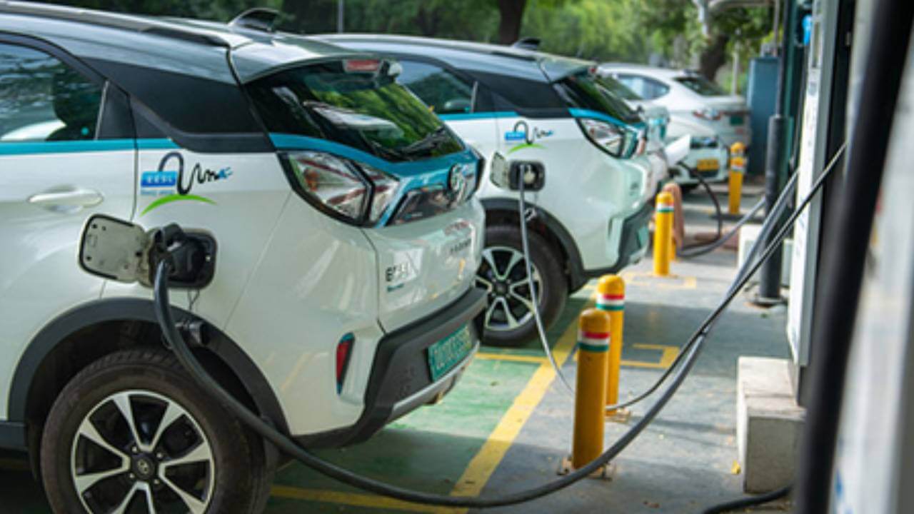 2035 तक इंडिया में 2.2 करोड़ EV बिक्री का लक्ष्य, हर दूसरी गाड़ी हो सकती है इलेक्ट्रिक : रिपोर्ट