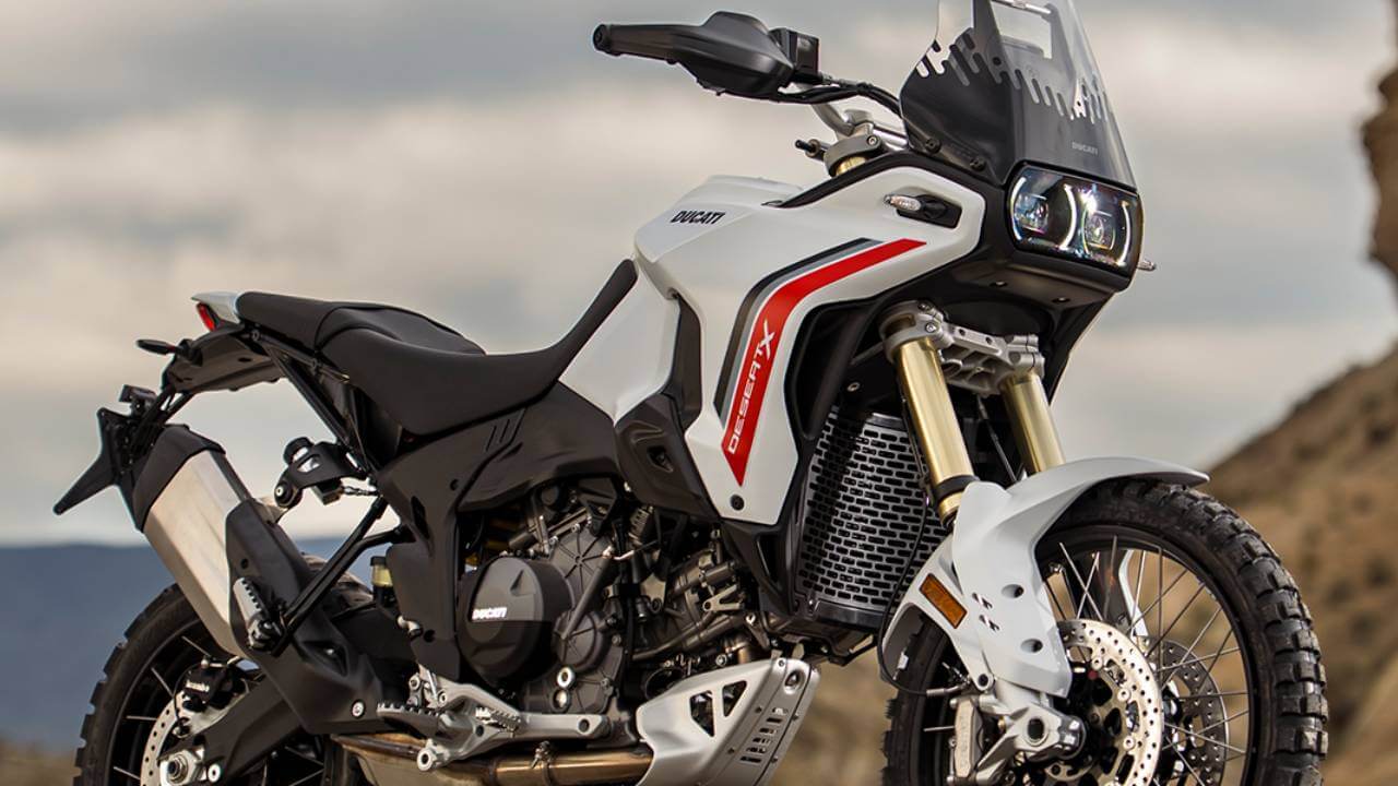 रेगिस्तान का नया सुल्तान: Ducati DesertX 2026 पेश; नए V2 इंजन और मोनोकॉक फ्रेम के साथ अब और भी घातक