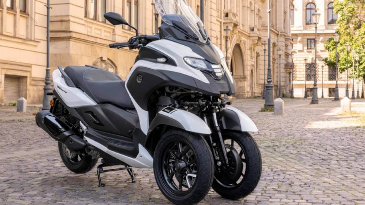 तीन पहियों वाला सुपर स्कूटर: Yamaha Tricity 300 में एयरबैग की एंट्री