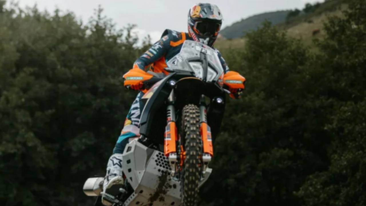 KTM 890 Rally : कीचड़ हो, पत्थर हो चाहे पहाड़, सब पर भारी इस बाइक की दहाड़