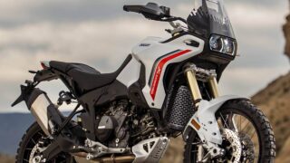रेगिस्तान का नया सुल्तान: Ducati DesertX 2026 पेश; नए V2 इंजन और मोनोकॉक फ्रेम के साथ अब और भी घातक