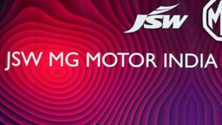 MG Motor ने केरल का जीता दिल : ओणम पर फूलों से नहीं, 306 EV से बनाई सड़क पर रंगोली