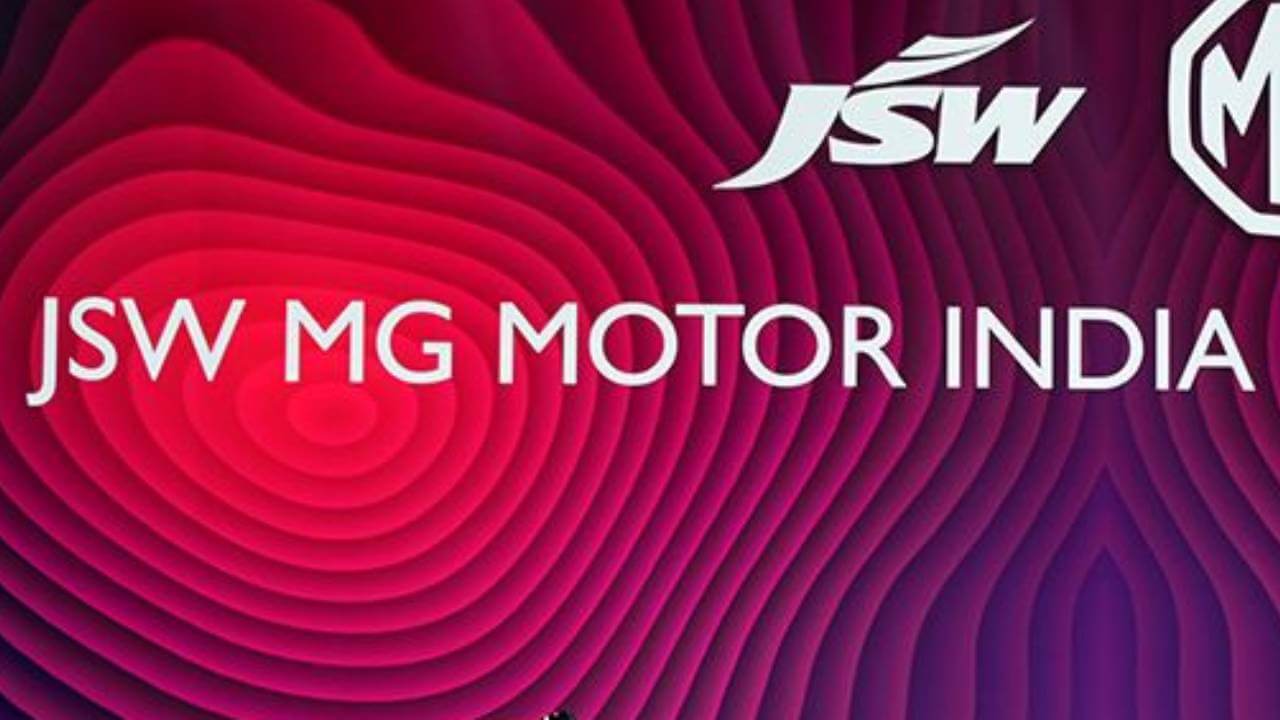 MG Motor ने केरल का जीता दिल : ओणम पर फूलों से नहीं, 306 EV से बनाई सड़क पर रंगोली