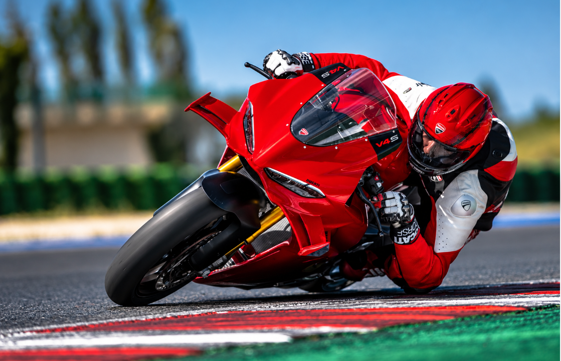 Ducati की नई सुपरबाइक लॉन्च, रेसिंग ट्रैक पर रफ्तार का तूफान