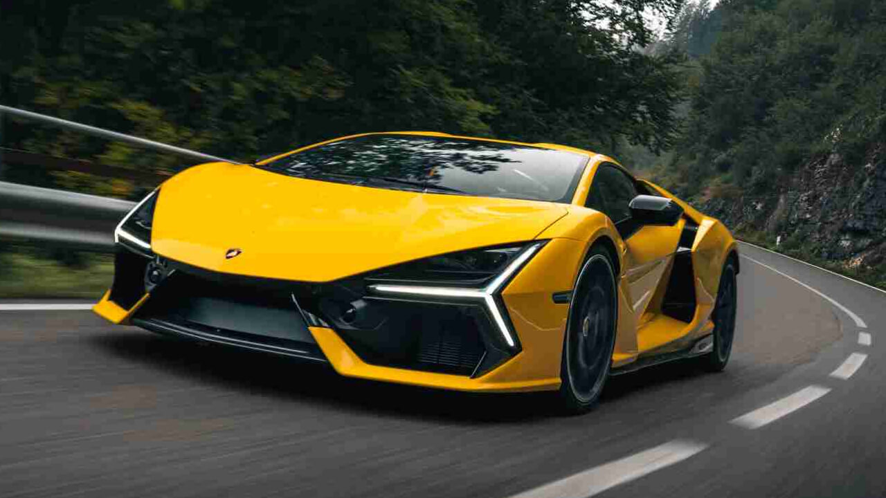 सुपर कारों का जलवा, LAMBORGHINI ने बेची 2967 कारें
