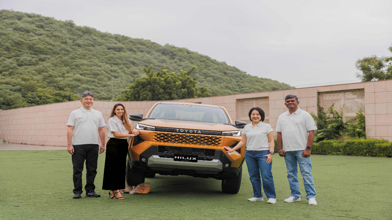 31.99 लाख रुपये में Toyota की नई पिकअप Hilux लॉन्च